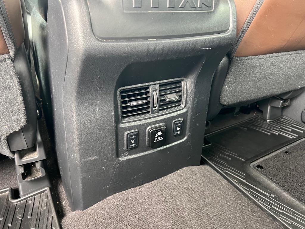 Photo 11 of this NISSAN TITAN