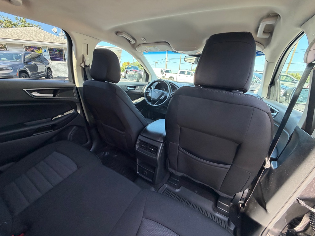 Photo 19 of this FORD EDGE