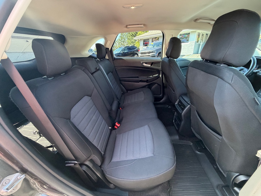 Photo 18 of this FORD EDGE