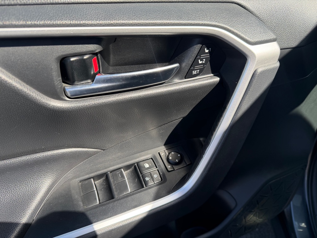 Photo 30 of this TOYOTA RAV4