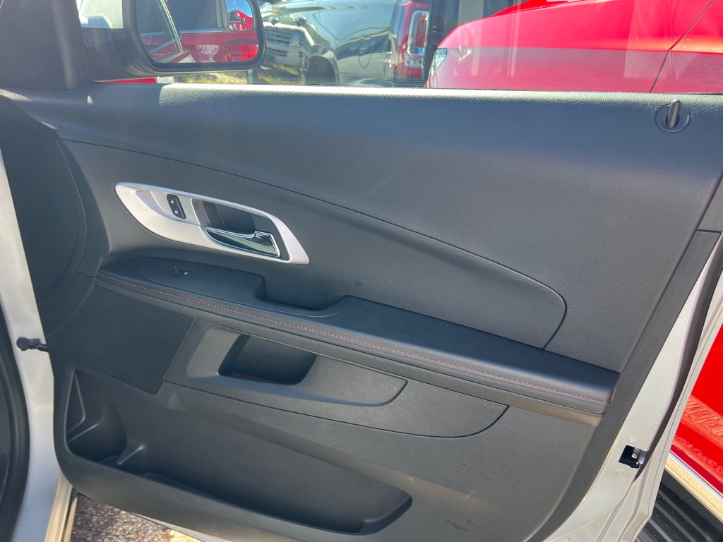 Photo 2 of this CHEVROLET EQUINOX