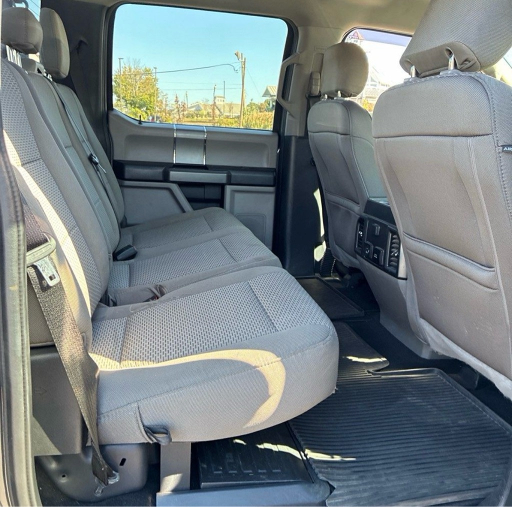 Photo 8 of this FORD F-350 SUPER DUT