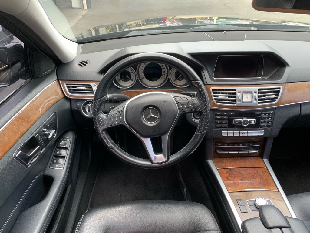 Photo 18 of this MERCEDES-BENZ E-CLASS