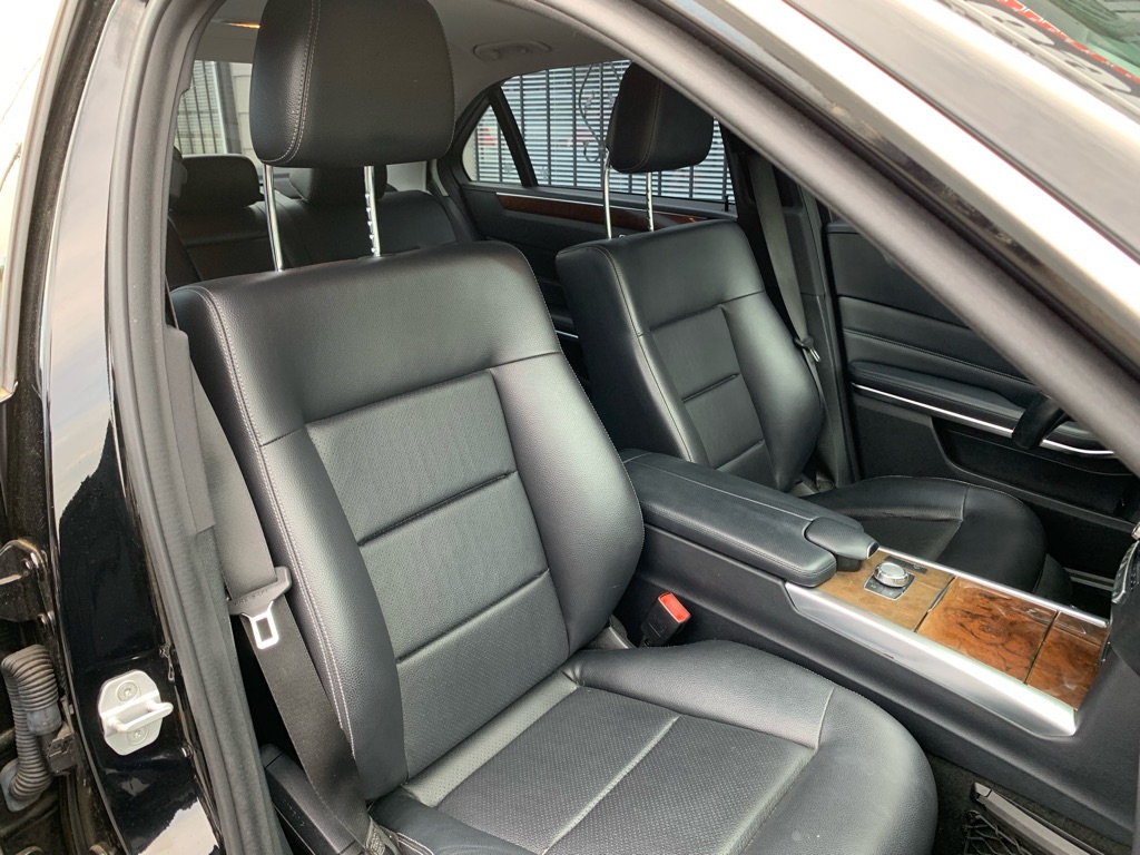 Photo 23 of this MERCEDES-BENZ E-CLASS