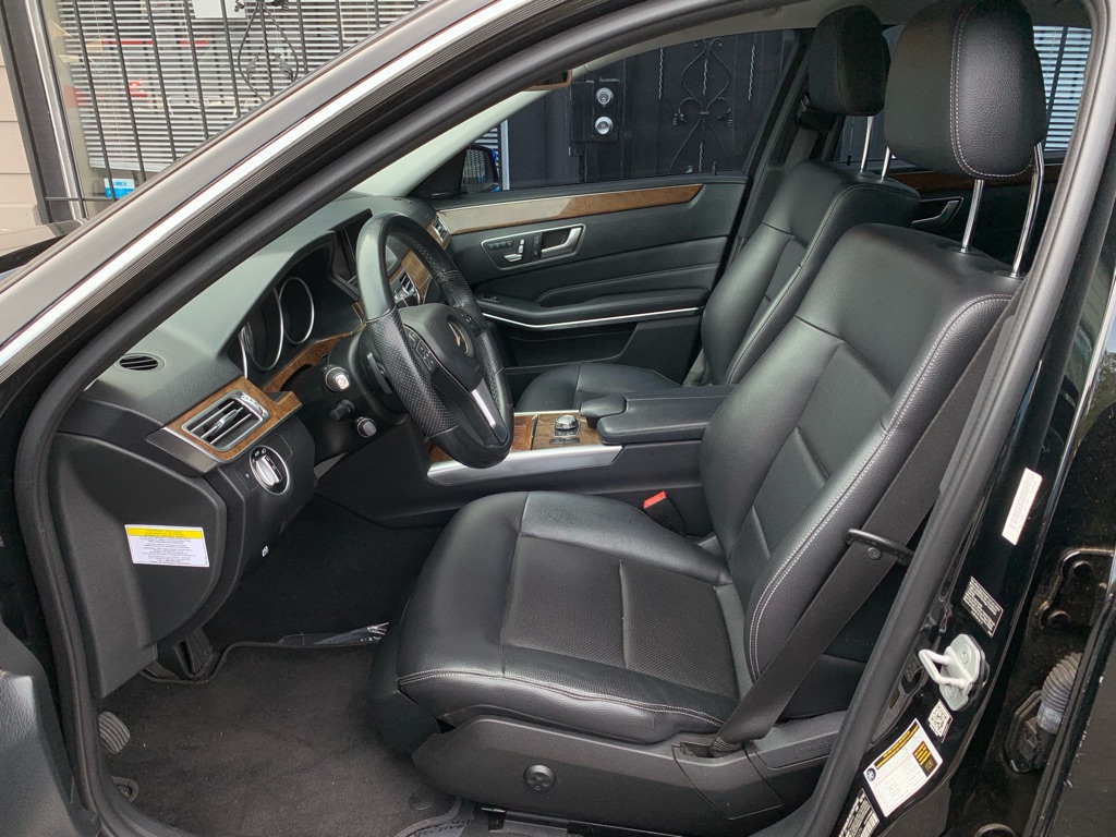Photo 12 of this MERCEDES-BENZ E-CLASS