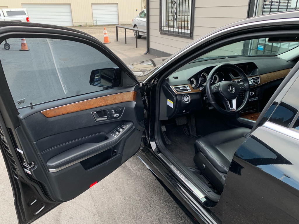 Photo 10 of this MERCEDES-BENZ E-CLASS