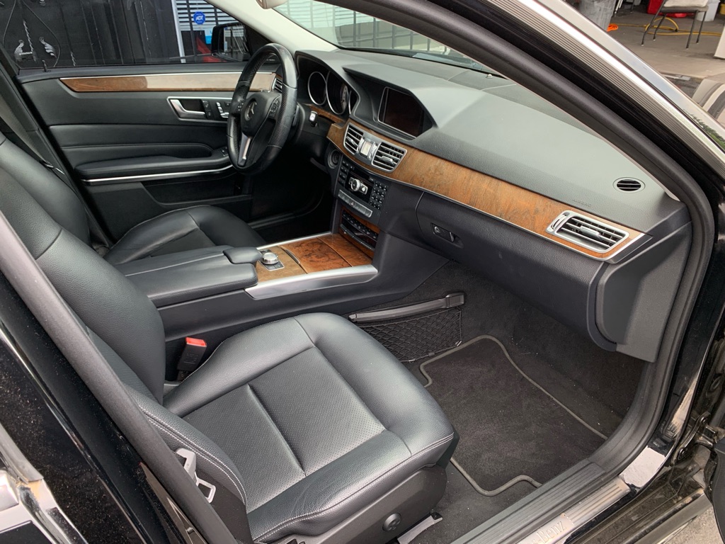 Photo 22 of this MERCEDES-BENZ E-CLASS