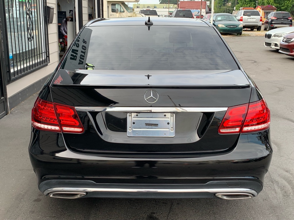 Photo 5 of this MERCEDES-BENZ E-CLASS