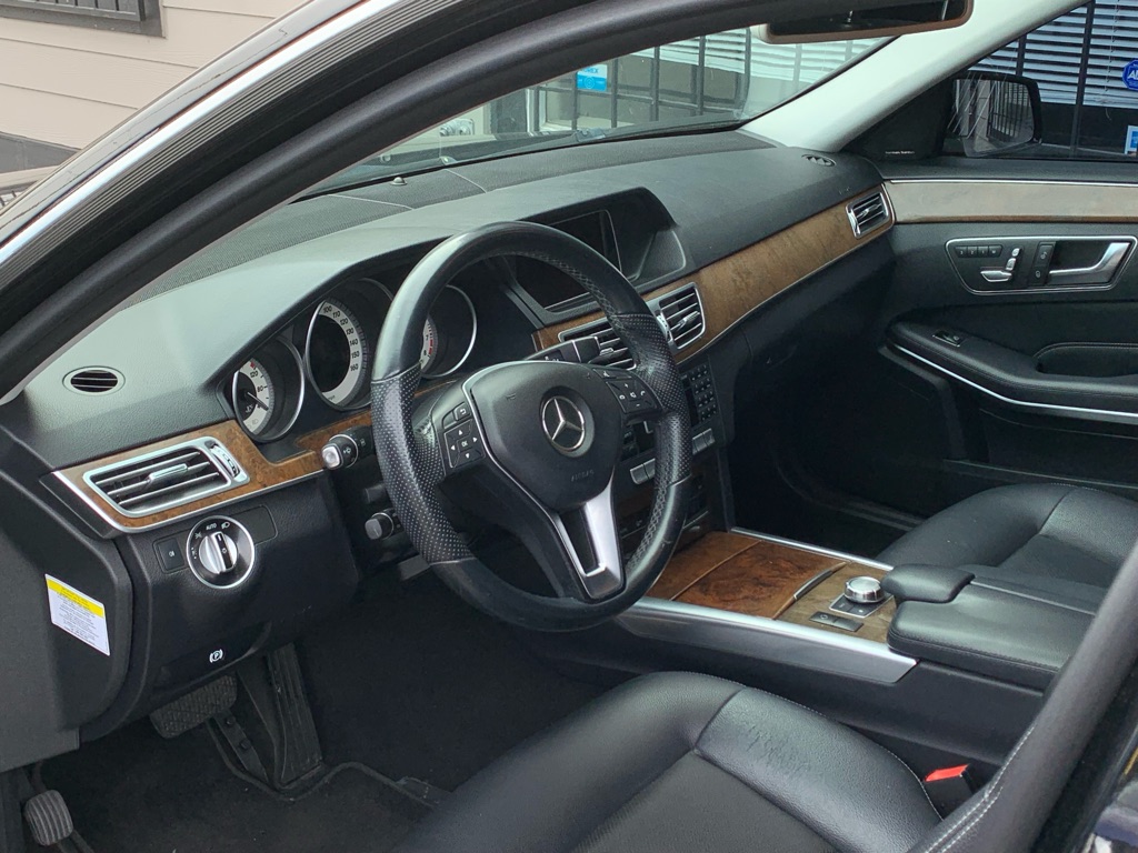 Photo 11 of this MERCEDES-BENZ E-CLASS