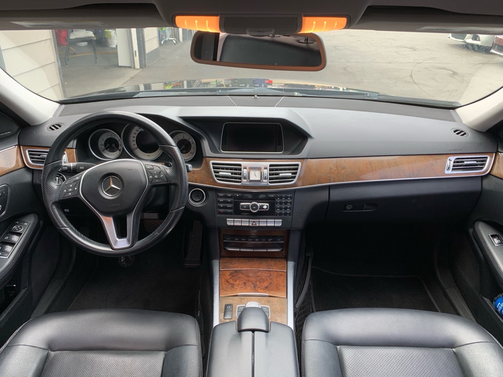 Photo 16 of this MERCEDES-BENZ E-CLASS
