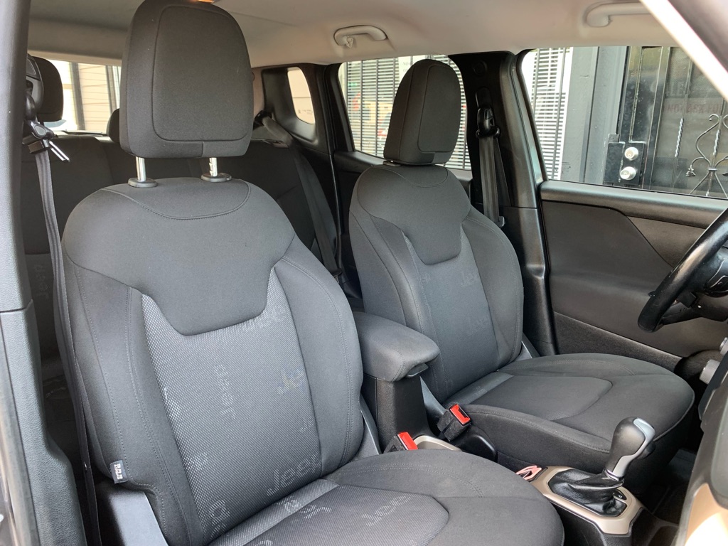 Photo 27 of this JEEP RENEGADE