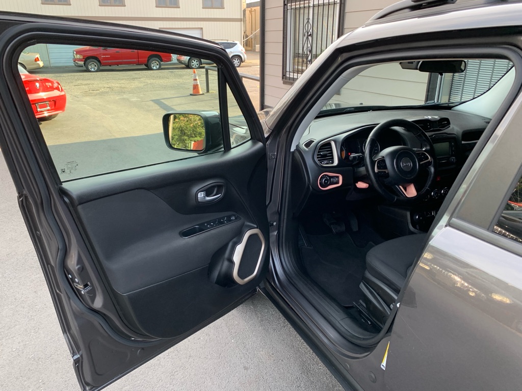 Photo 10 of this JEEP RENEGADE