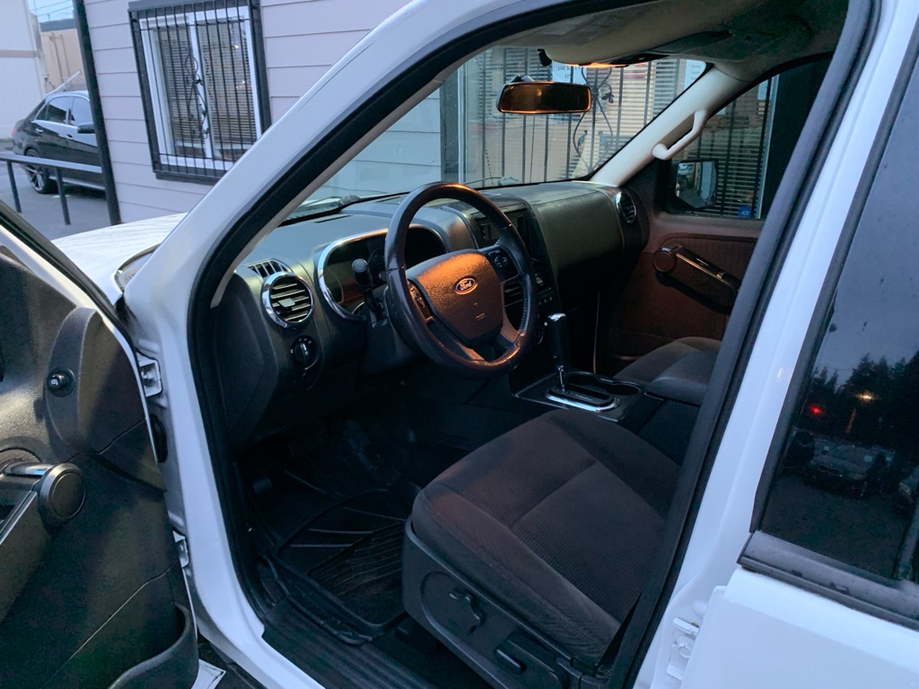 Photo 13 of this FORD EXPLORER