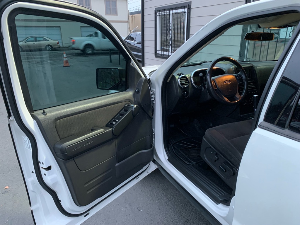 Photo 12 of this FORD EXPLORER