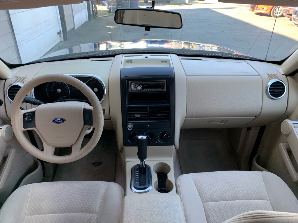 Photo 16 of this FORD EXPLORER