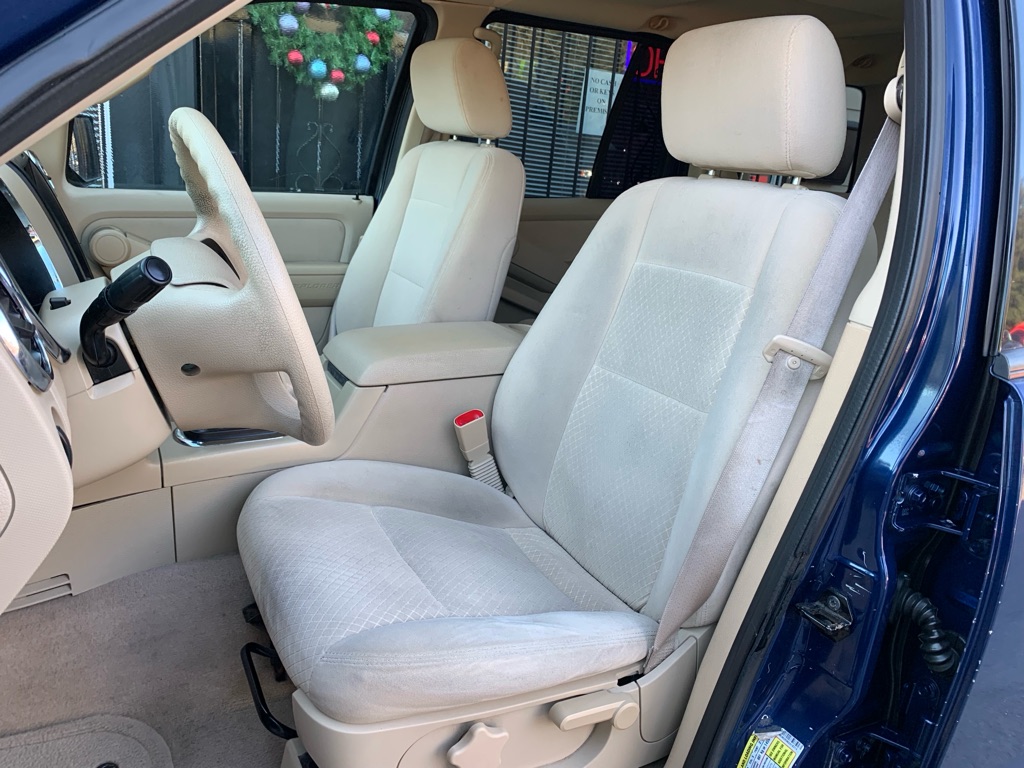 Photo 13 of this FORD EXPLORER