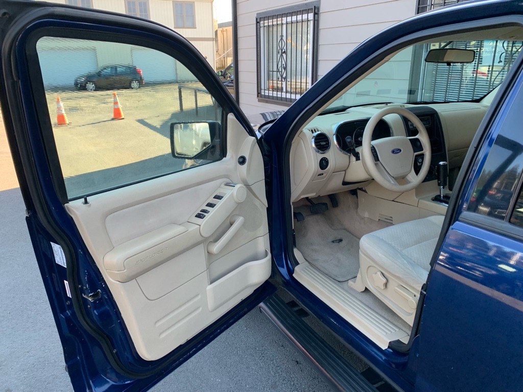 Photo 10 of this FORD EXPLORER