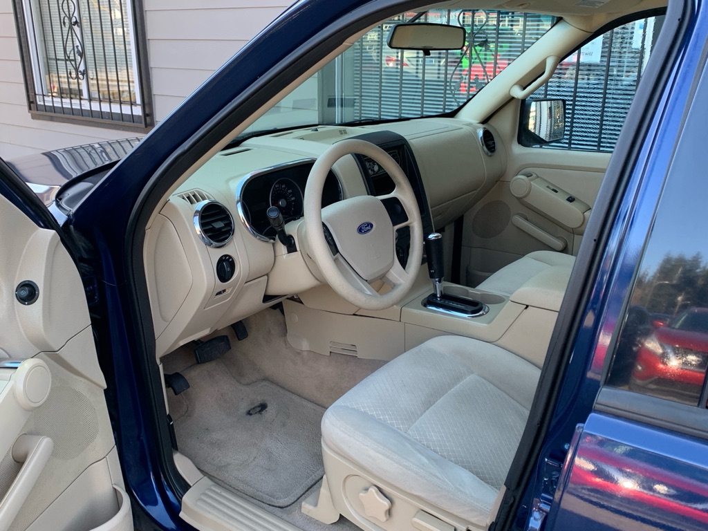 Photo 11 of this FORD EXPLORER