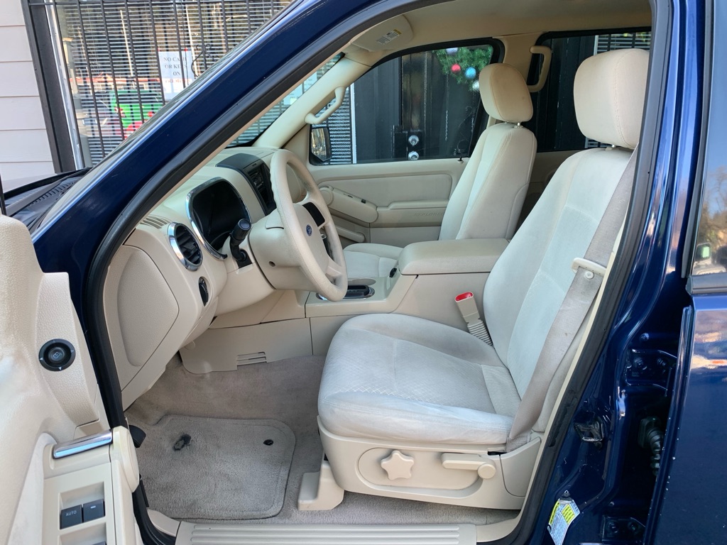 Photo 12 of this FORD EXPLORER
