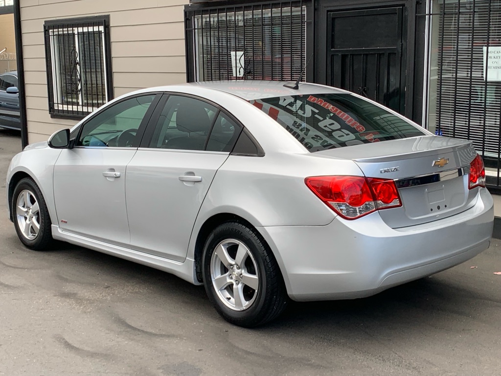 Photo 4 of this CHEVROLET CRUZE