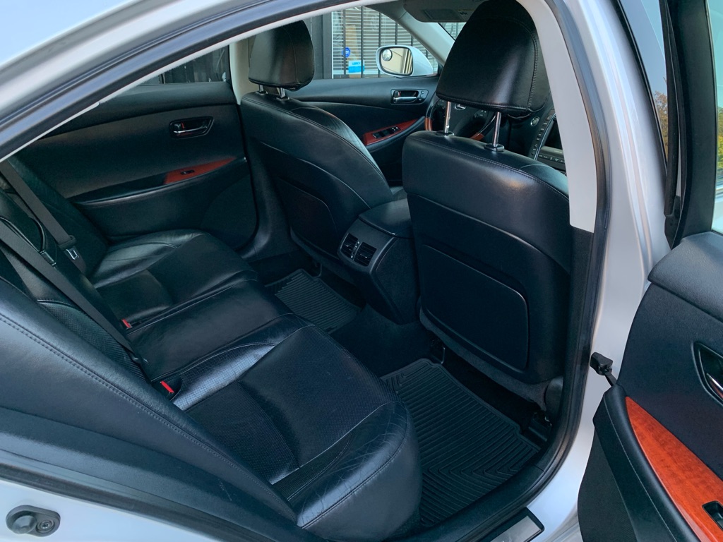 Photo 24 of this LEXUS ES