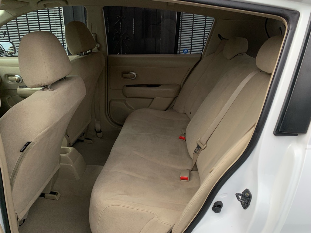 Photo 15 of this NISSAN VERSA