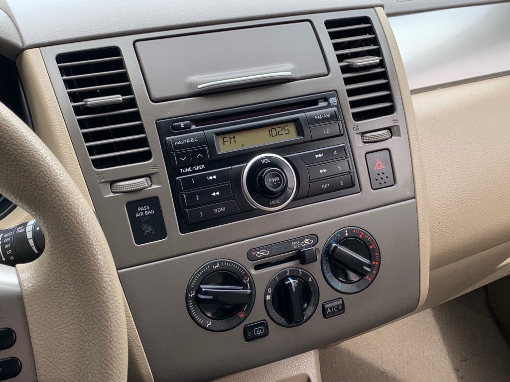 Photo 19 of this NISSAN VERSA