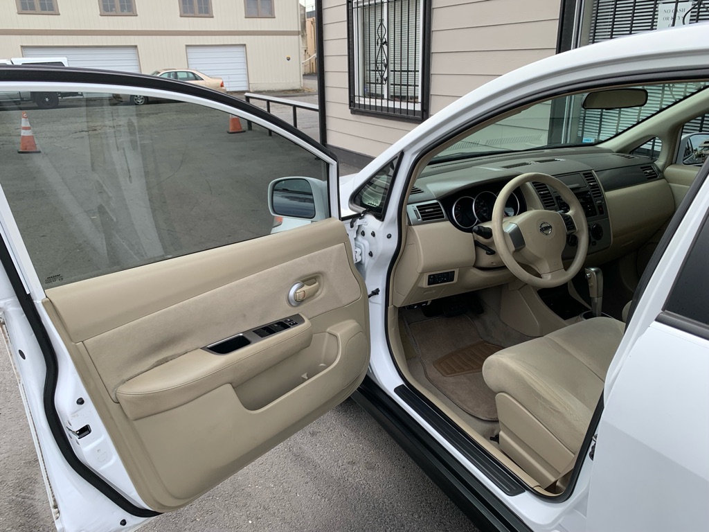 Photo 10 of this NISSAN VERSA