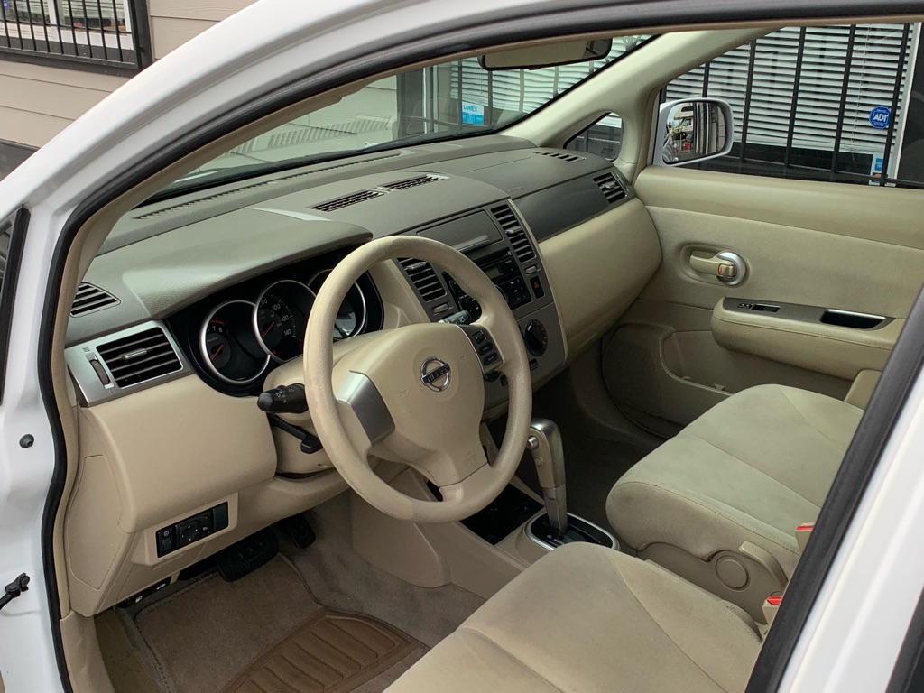Photo 11 of this NISSAN VERSA