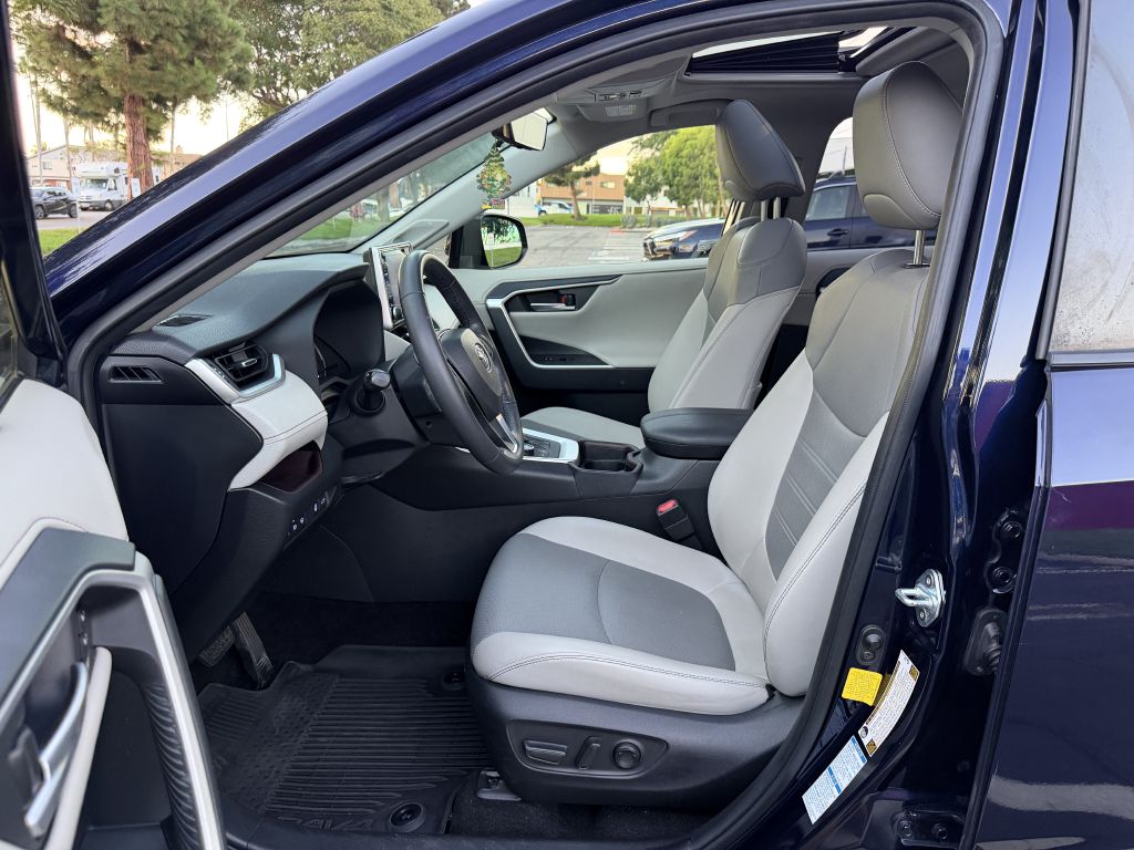 Photo 11 of this TOYOTA RAV4