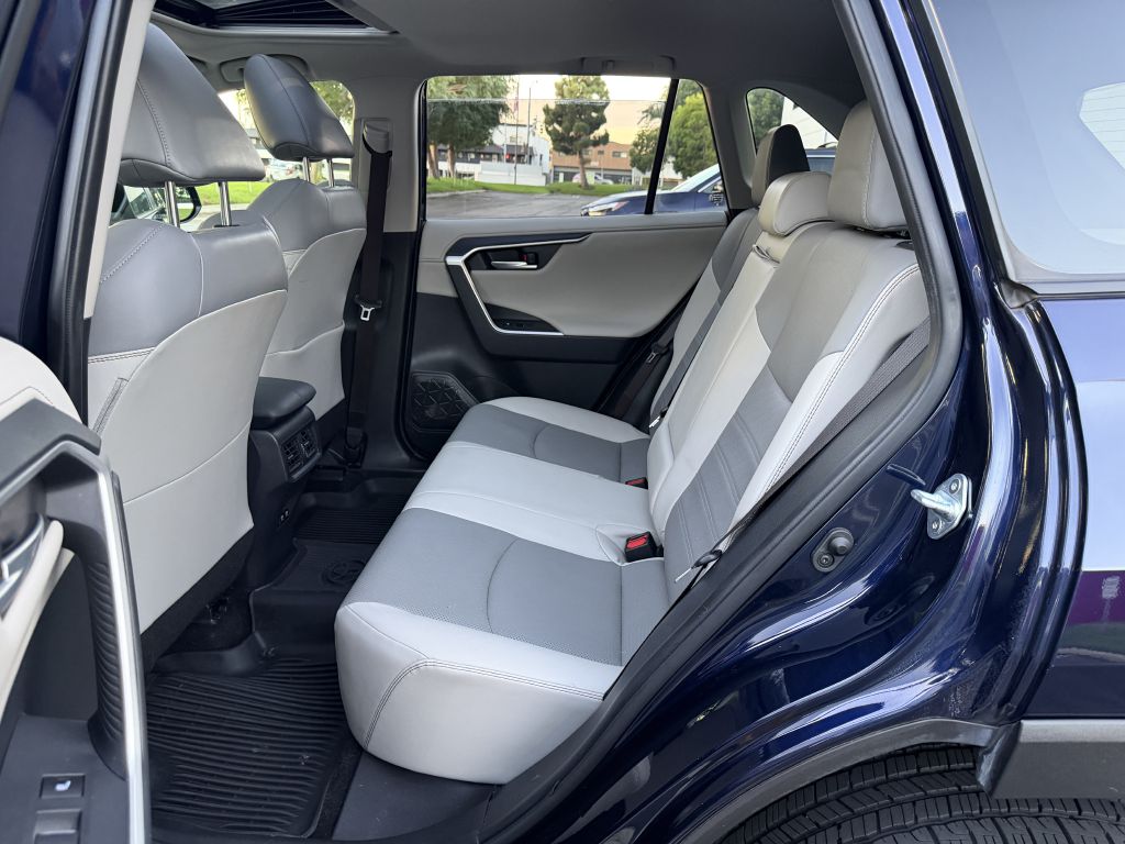 Photo 12 of this TOYOTA RAV4