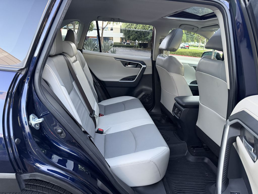 Photo 13 of this TOYOTA RAV4