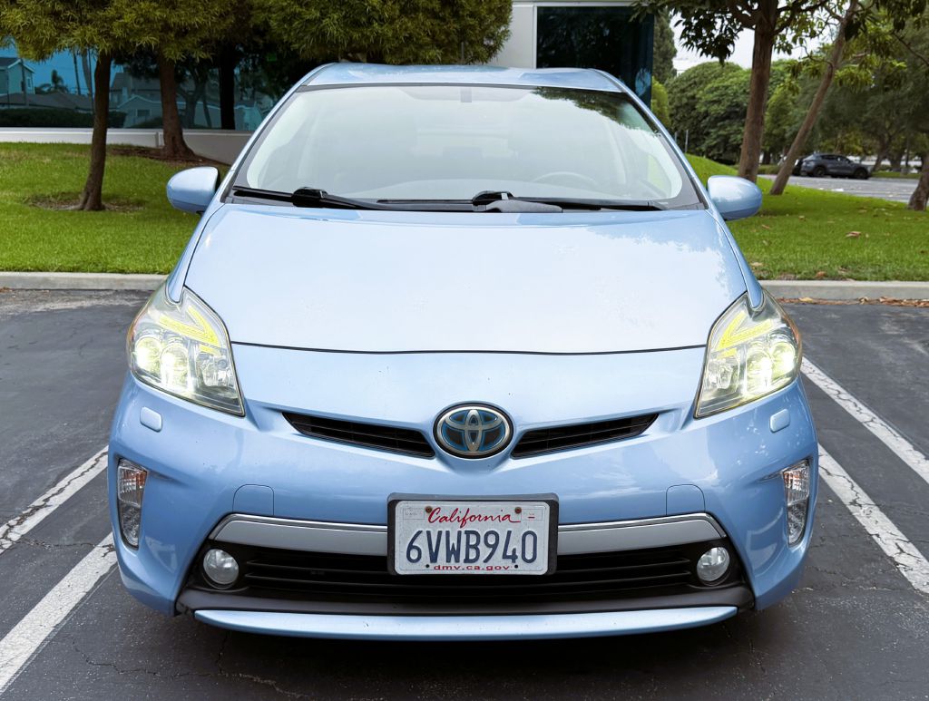 Photo 2 of this TOYOTA PRIUS PLUG-IN
