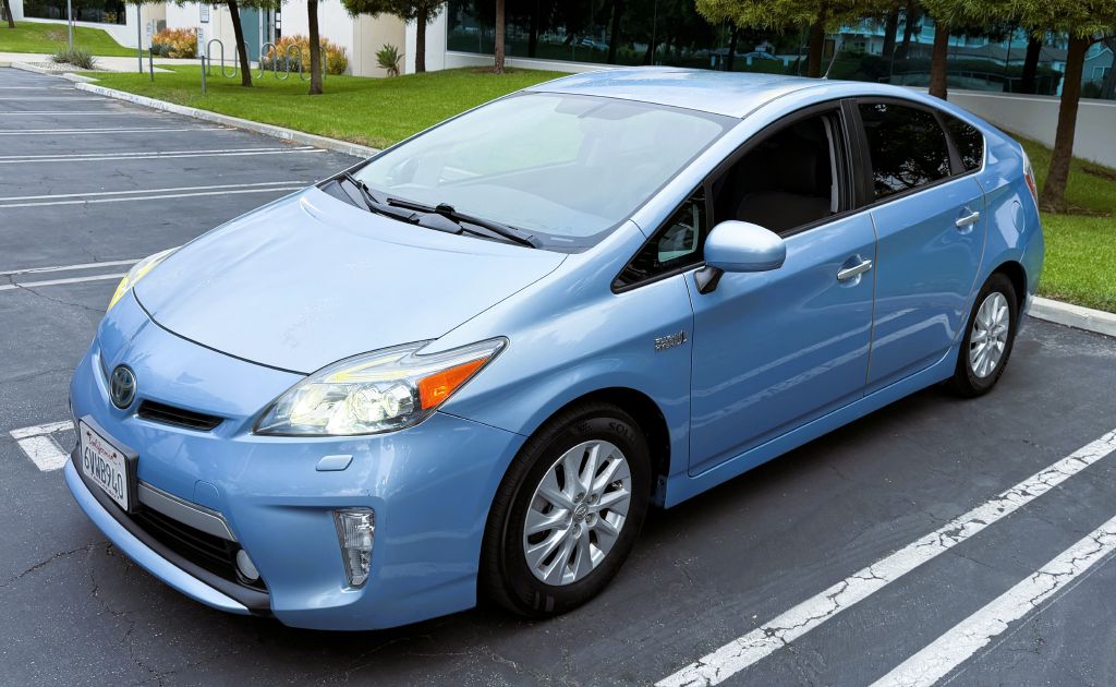 Photo 3 of this TOYOTA PRIUS PLUG-IN