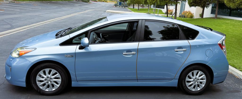 Photo 4 of this TOYOTA PRIUS PLUG-IN
