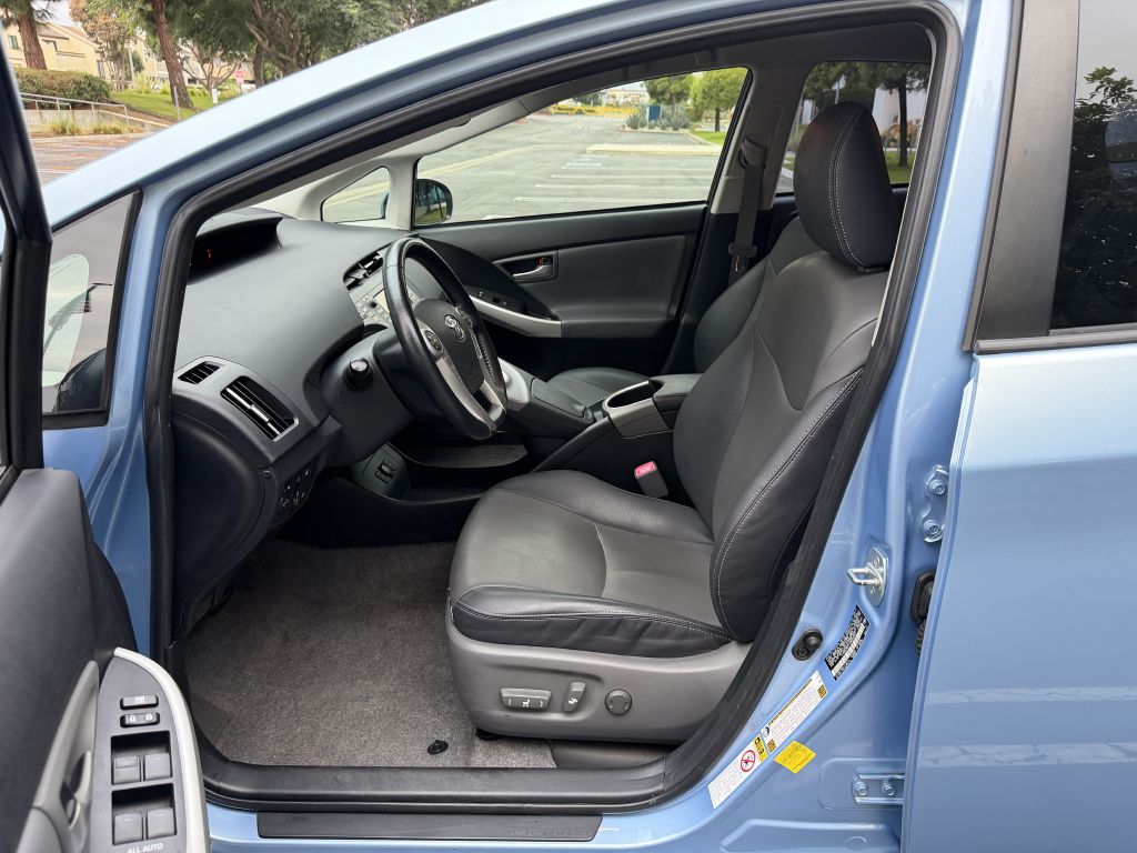 Photo 10 of this TOYOTA PRIUS PLUG-IN