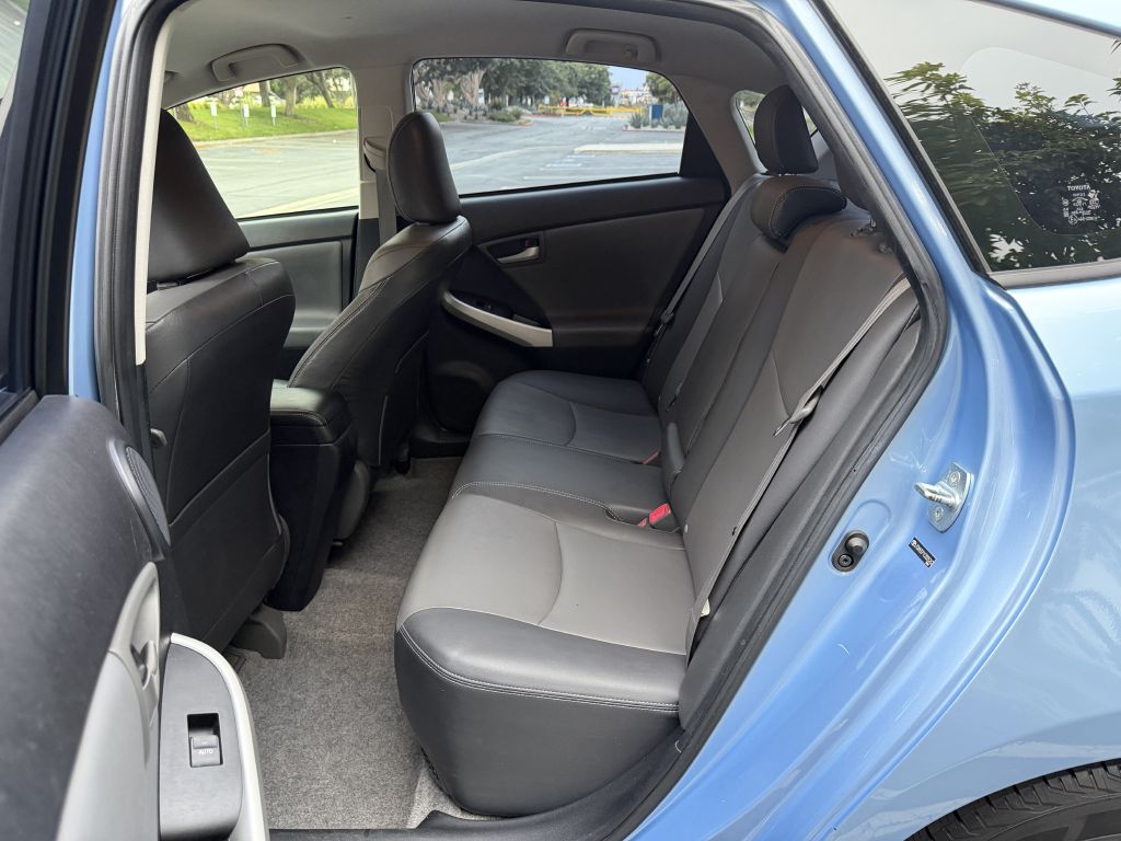 Photo 11 of this TOYOTA PRIUS PLUG-IN