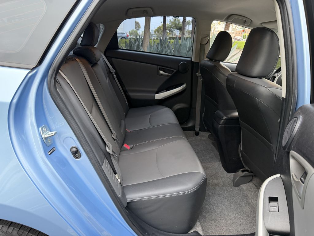 Photo 12 of this TOYOTA PRIUS PLUG-IN