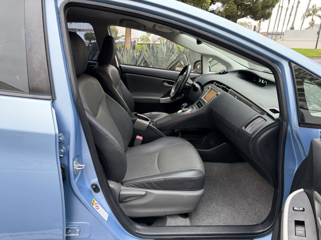Photo 13 of this TOYOTA PRIUS PLUG-IN