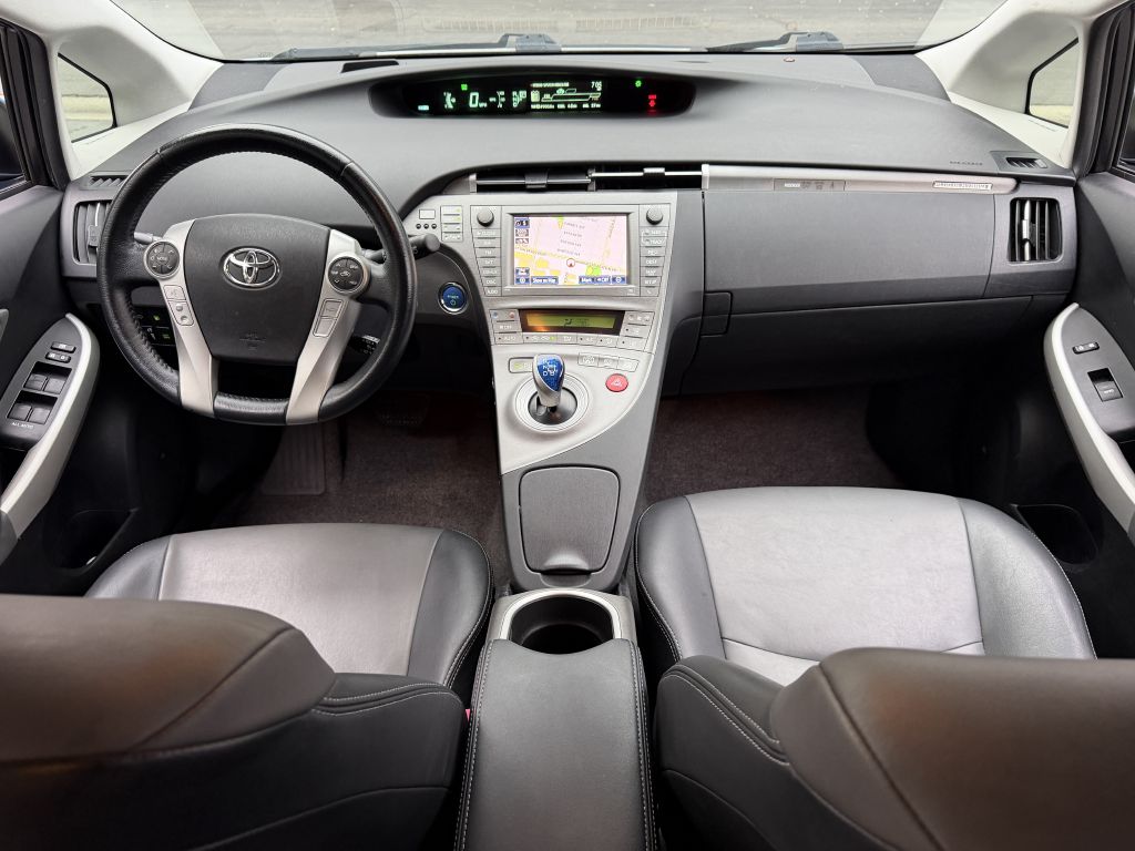 Photo 15 of this TOYOTA PRIUS PLUG-IN