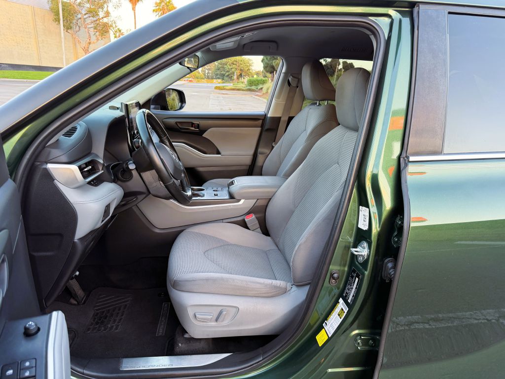 Photo 12 of this TOYOTA HIGHLANDER