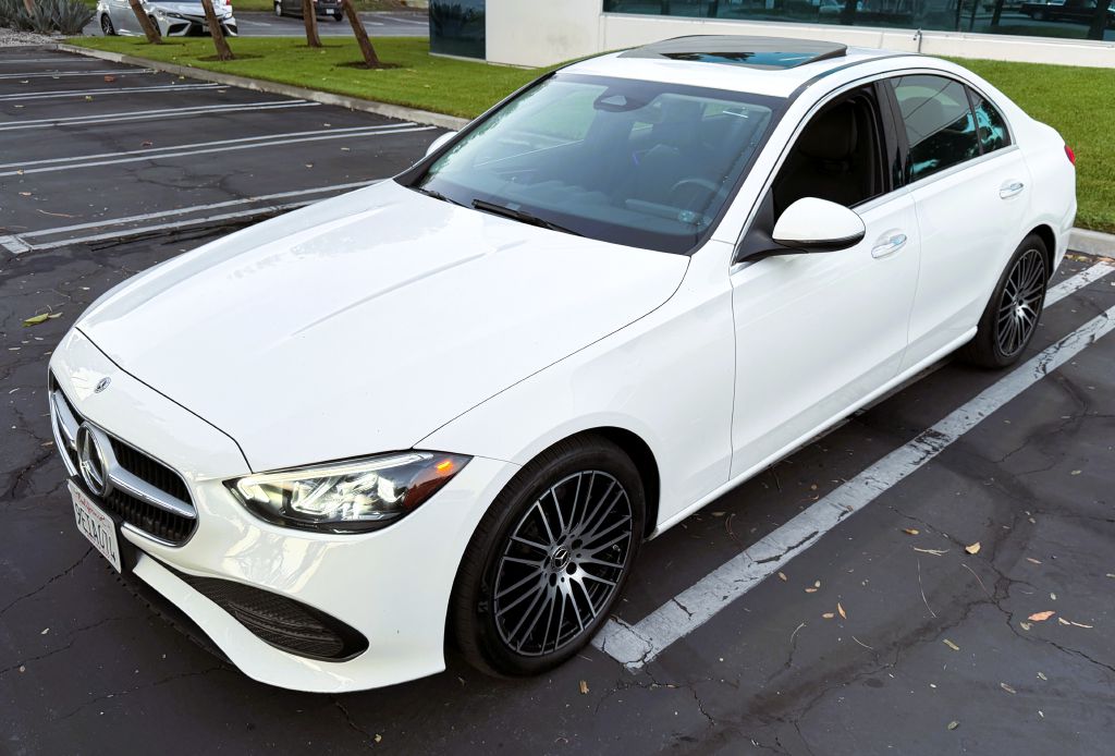 Photo 3 of this MERCEDES-BENZ C-CLASS