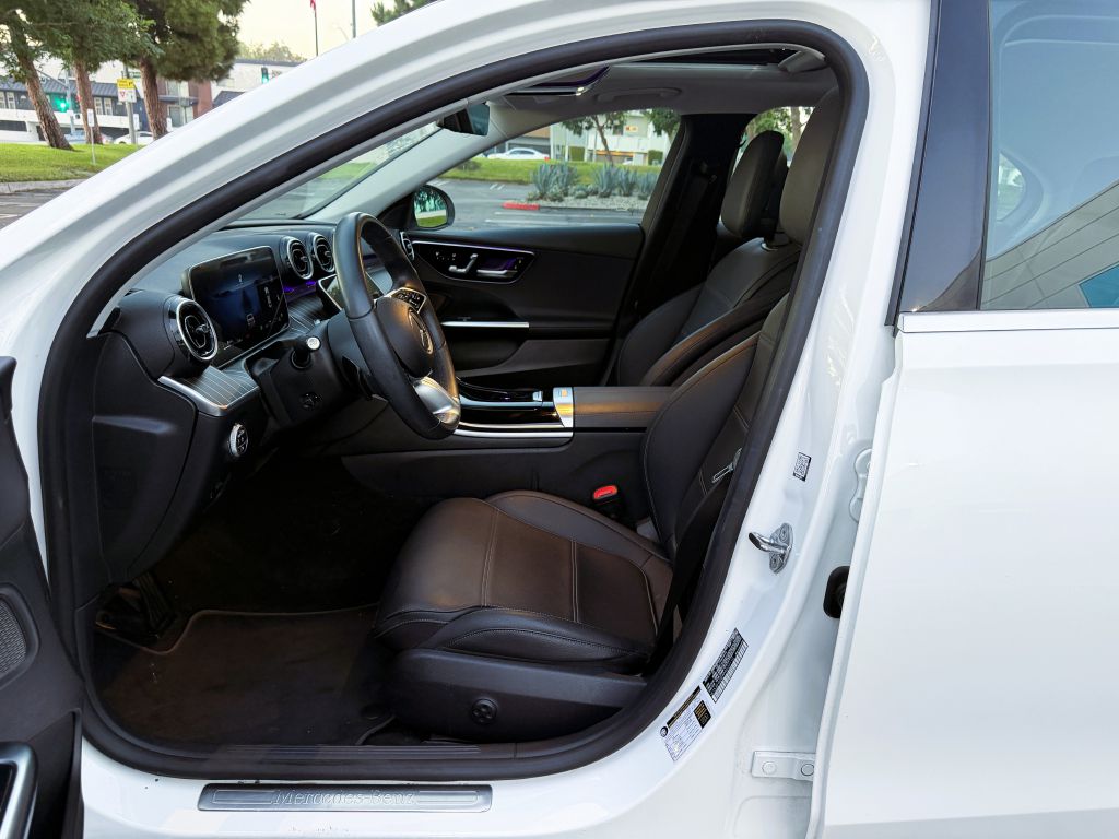Photo 9 of this MERCEDES-BENZ C-CLASS