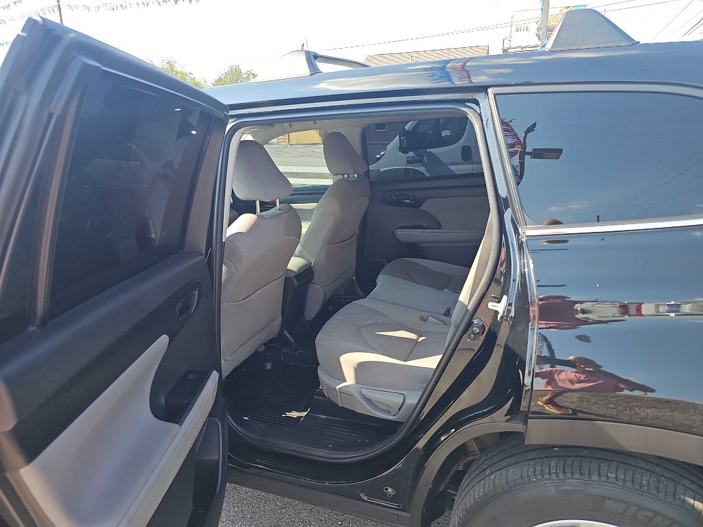 Photo 11 of this TOYOTA HIGHLANDER