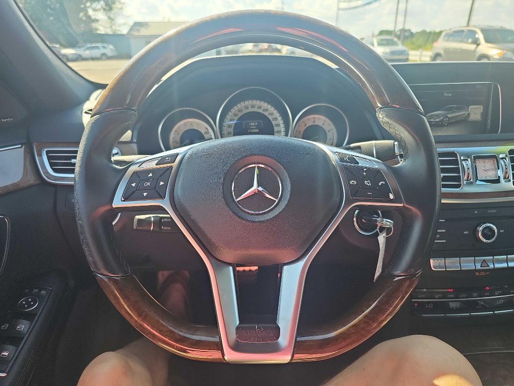 Photo 3 of this MERCEDES-BENZ E-CLASS