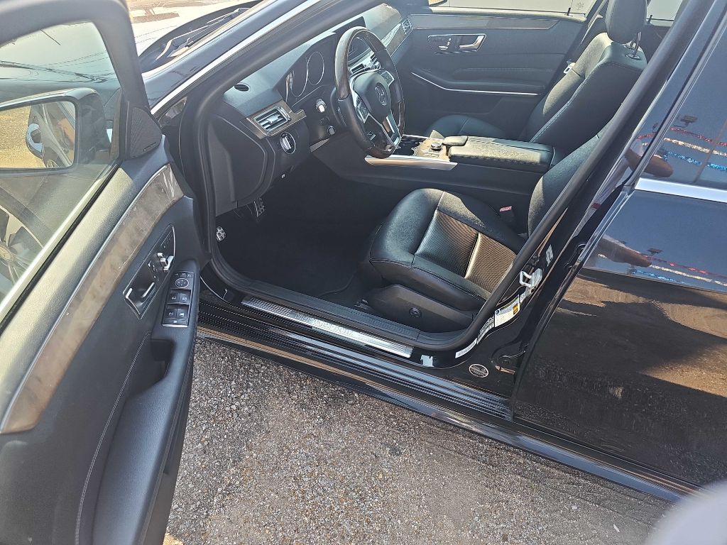Photo 19 of this MERCEDES-BENZ E-CLASS