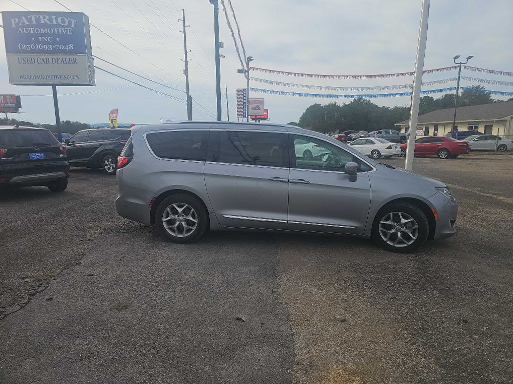 Photo 8 of this CHRYSLER PACIFICA