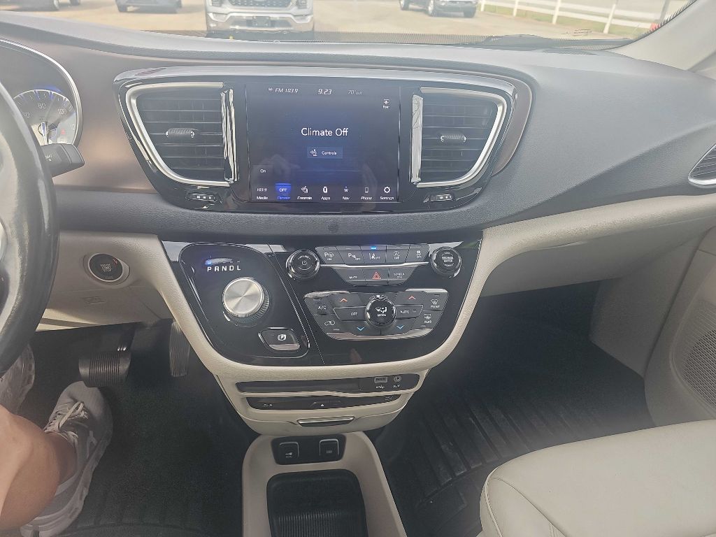 Photo 4 of this CHRYSLER PACIFICA