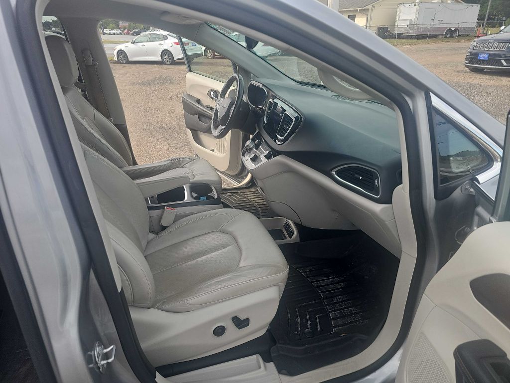 Photo 20 of this CHRYSLER PACIFICA