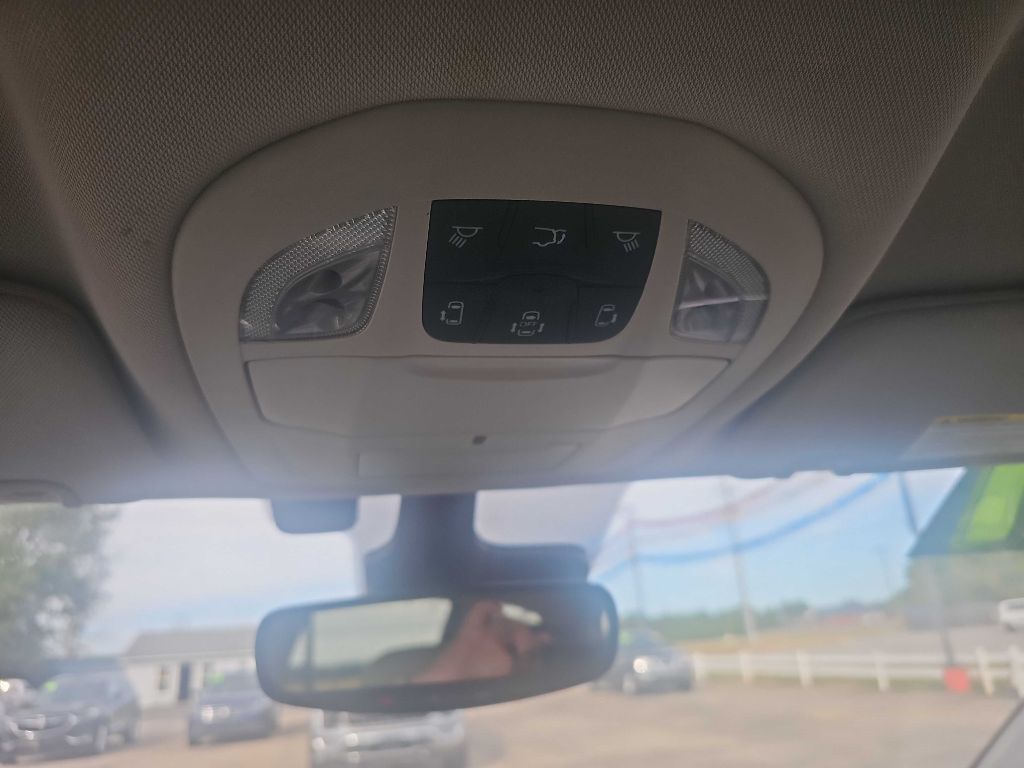 Photo 3 of this CHRYSLER PACIFICA